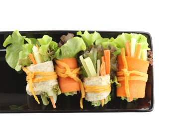 salata tabak siyah üzerine beyaz rulo.