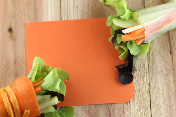 Ensalada de rollo y papel de nota . — Foto de Stock