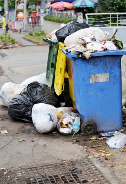 Çöp ve çöp yığınları.