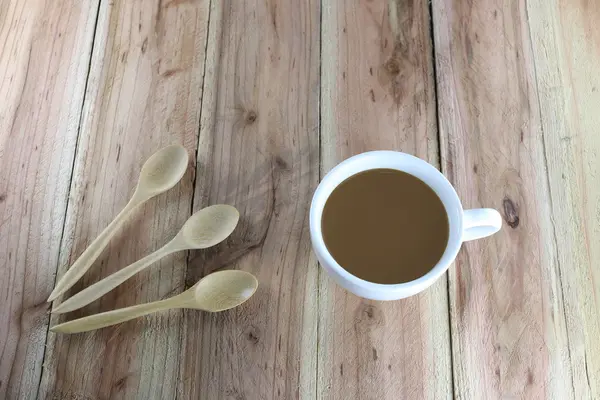 Tasse à café blanche et cuillère en bois . — Photo