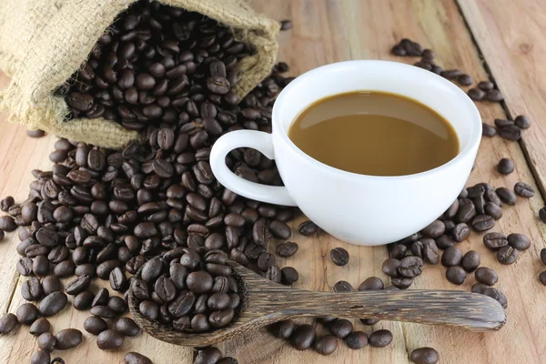 White coffee cup and roasted coffee beans. — Stock Photo, Image