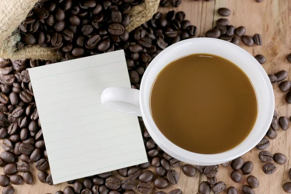 Taza de café blanco y papel de nota . — Foto de Stock