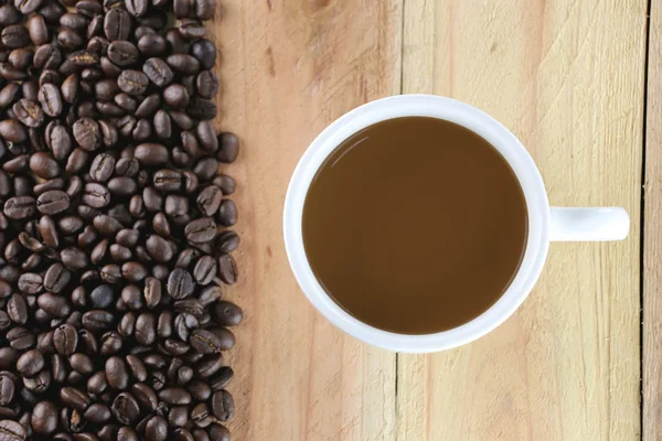 Copo de café branco e grão de café . — Fotografia de Stock