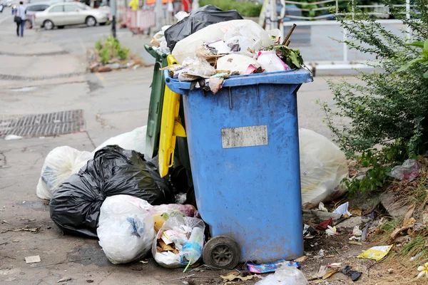 Des tas d'ordures et des poubelles . Photos De Stock Libres De Droits