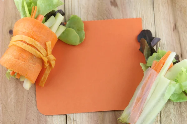 Ensalada de rollo y papel de nota . — Foto de Stock