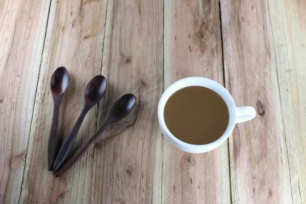 Tasse à café blanche et cuillère en bois . — Photo