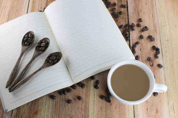 Taza de café blanco y libro vacío . — Foto de Stock