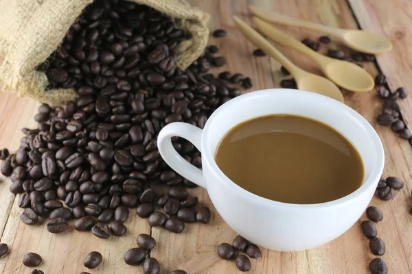 Weiße Kaffeetasse und geröstete Kaffeebohnen. — Stockfoto