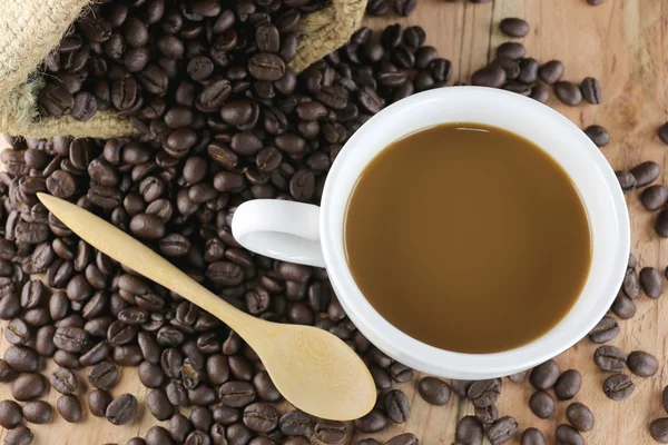 Taza de café blanco y granos de café tostados . —  Fotos de Stock