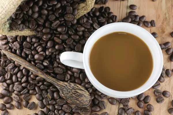 White coffee cup and roasted coffee beans. — Stock Photo, Image