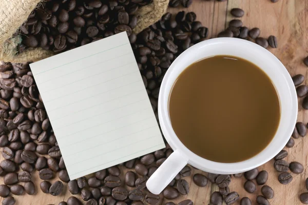 Біла чашка кави і нотатка паперу . — стокове фото