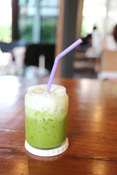 Зеленый чай с холодным молоком на столе . — стоковое фото