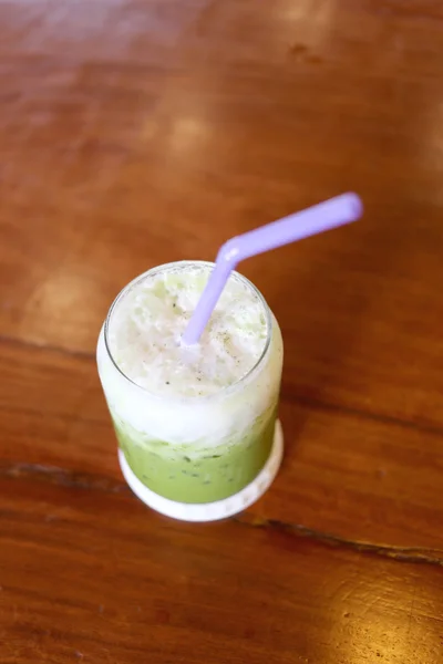 Grüner Tee mit kalter Milch auf dem Tisch. — Stockfoto