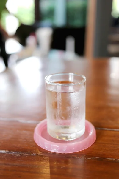 Glas kalten Wassers auf einem Tisch. — Stockfoto