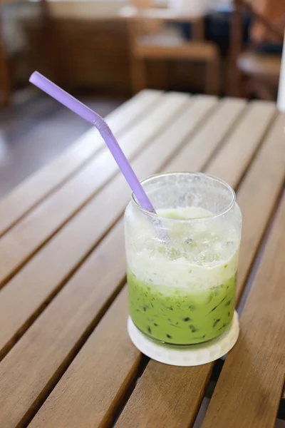 Bevanda di tè verde di latte freddo su tavolo . — Foto Stock