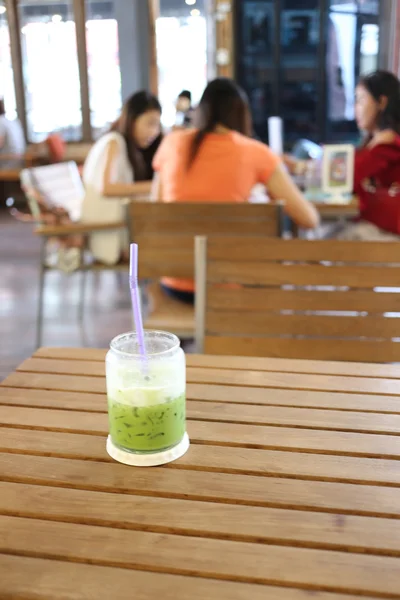 Зеленый чай с холодным молоком на столе . — стоковое фото