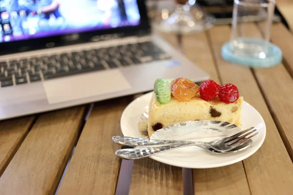 Gâteaux de fruits d'aliments sains sur une table . — Photo