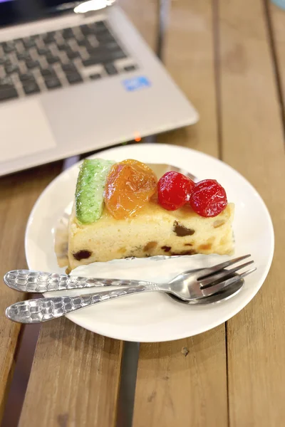 Obstkuchen mit gesunden Lebensmitteln auf einem Tisch. — Stockfoto