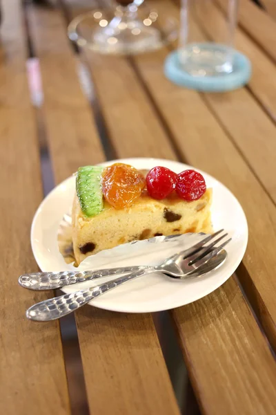 Prăjituri cu fructe de alimente sănătoase pe o masă . — Fotografie, imagine de stoc