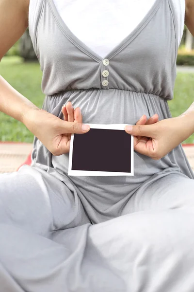 Mulheres grávidas mostram imagem de filme de ultra-som em sua barriga . — Fotografia de Stock
