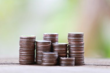 iş büyüme kavramı ahşap zemin üzerinde gümüş sikke yığını.