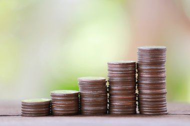 iş büyüme kavramı ahşap zemin üzerinde gümüş sikke yığını.