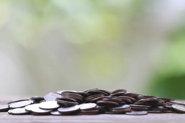 Hromada stříbrná mince na dřevěnou podlahu. — Stock fotografie