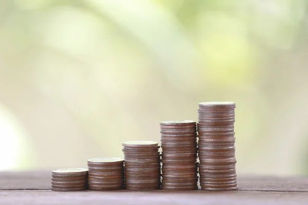 Moneta d'argento stack nel concetto di crescita aziendale sul pavimento in legno . — Foto Stock