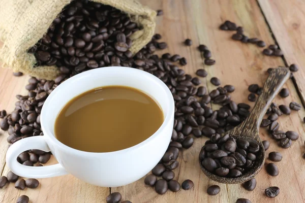 Taza de café blanco y granos de café tostados . —  Fotos de Stock