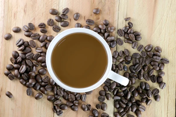 Taza de café blanco y grano de café . — Foto de Stock