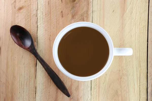 Біла чашка кави та дерев'яна ложка . — стокове фото