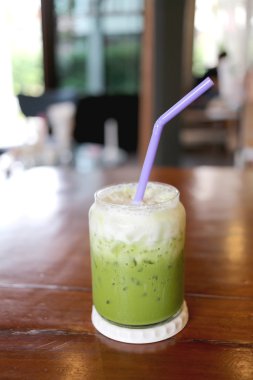 Masada soğuk süt bardak yeşil çay.