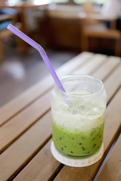 Grøn te drik af kold mælk på bordet . - Stock-foto