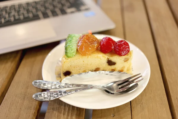 Obstkuchen mit gesunden Lebensmitteln auf einem Tisch. — Stockfoto