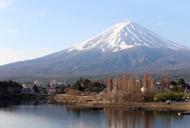 Kawaguchiko göl ve Fuji Dağı manzarası.