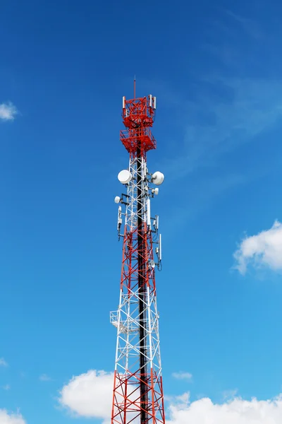 Antena para comunicações telefônicas .. — Fotografia de Stock