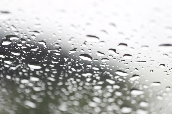 Regentropfen auf Glashintergrund. — Stockfoto