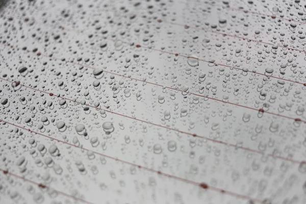 Regnet droppar på bil glas bakgrund. — Stockfoto