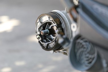 Hasarı tamir bir motosikletin arka tekerlek.