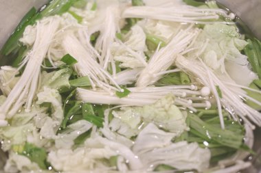 Bir pot sukiyaki haşlanmış sebze.