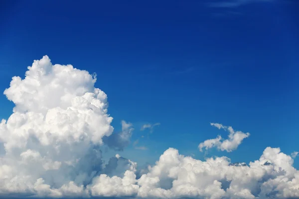 Wolken am blauen Himmel am Tag. — Stockfoto