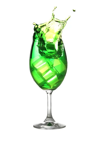 Boisson verte dans un verre à vin . — Photo