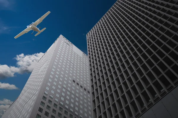 高層ビルや空の飛行機. — ストック写真