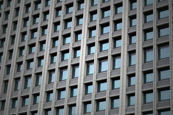 Edificio de oficinas de Windows of Modern Business en el centro . —  Fotos de Stock