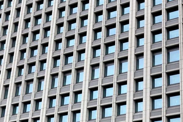 Edificio de oficinas de Windows of Modern Business en el centro . —  Fotos de Stock