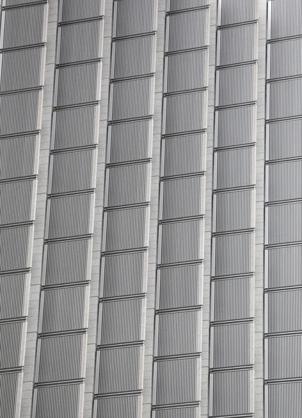 Fenêtres de l'immeuble de bureaux moderne au centre-ville . — Photo