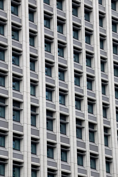 Окна современного офисного здания в центре города . — стоковое фото
