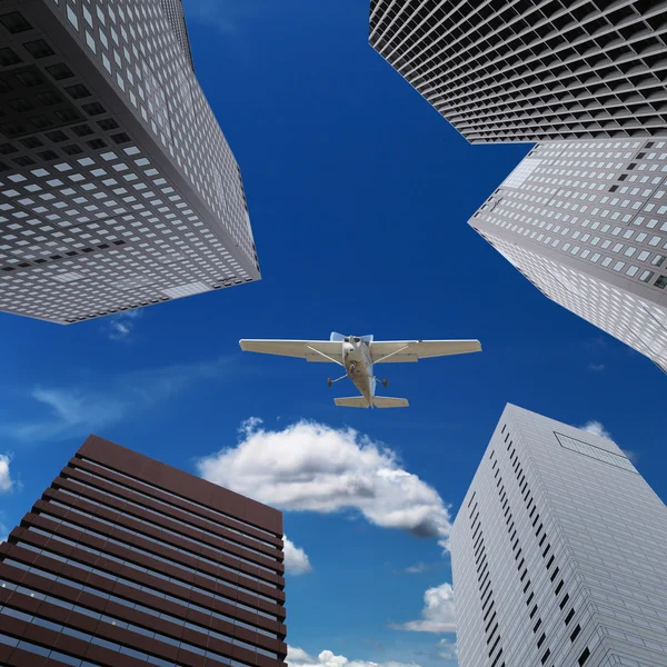 摩天大楼和飞机在天空. — 图库照片
