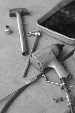 Bir araba tamir bakım aracı kazık.