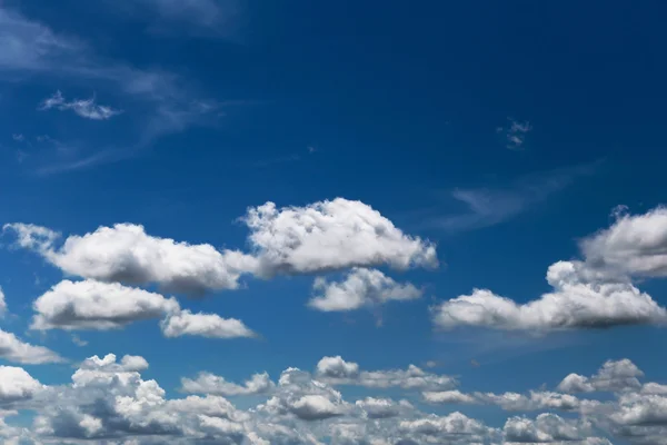 Nuage sur ciel bleu dans la journée . — Photo